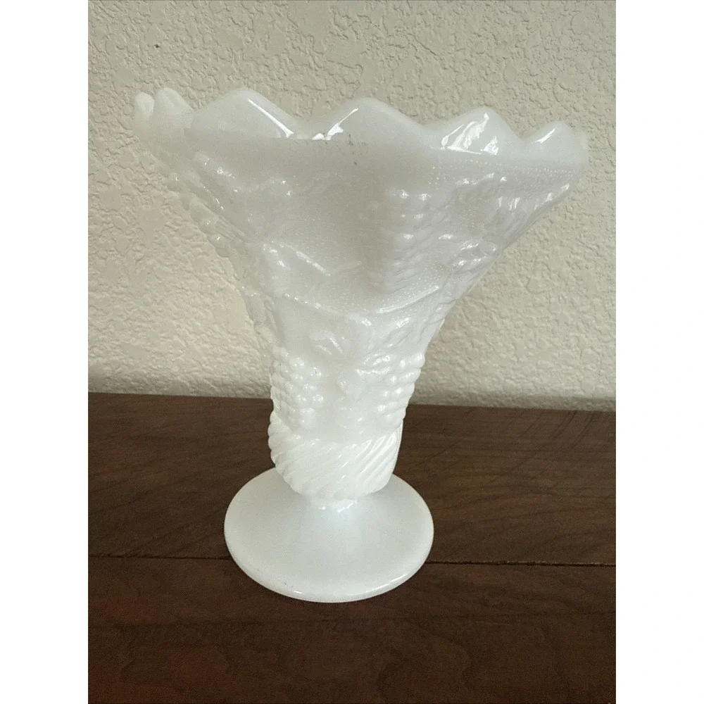 Vintage Anchor Hocking Milk Glass Flared Ruffled Vase 6